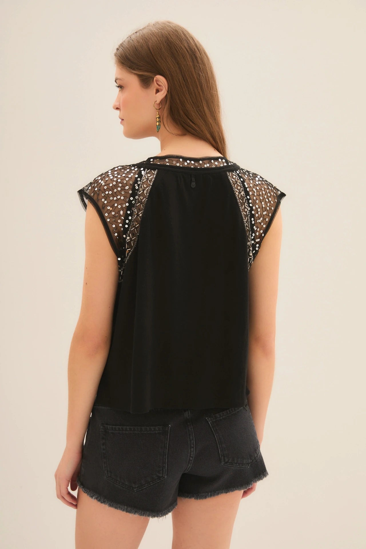REMERA MINIMAL SEQUINS
